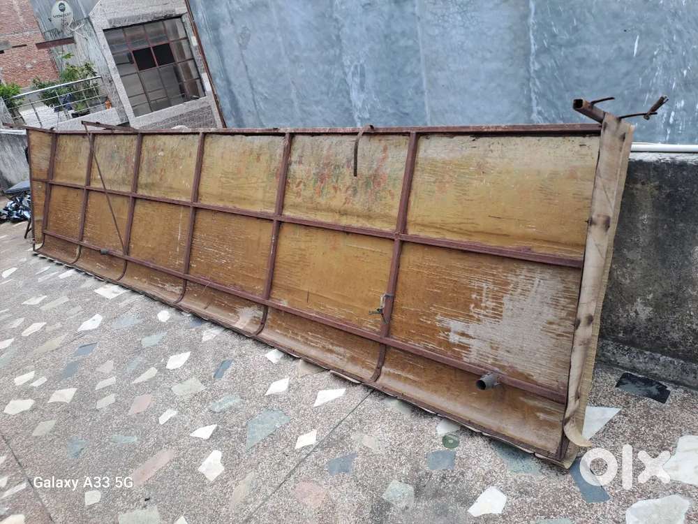 Shade chajje se barish aur dhup se bachaye