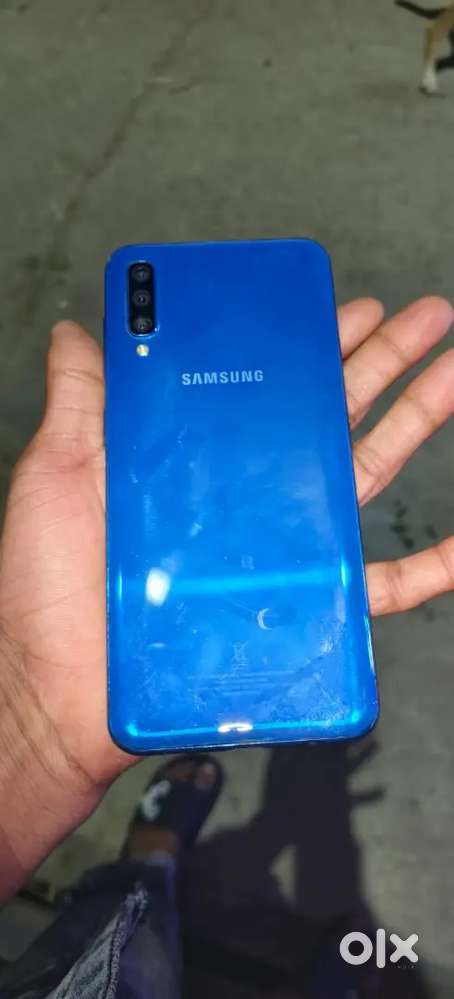 Samsung A50 6 64 our realmi 5i 3 32