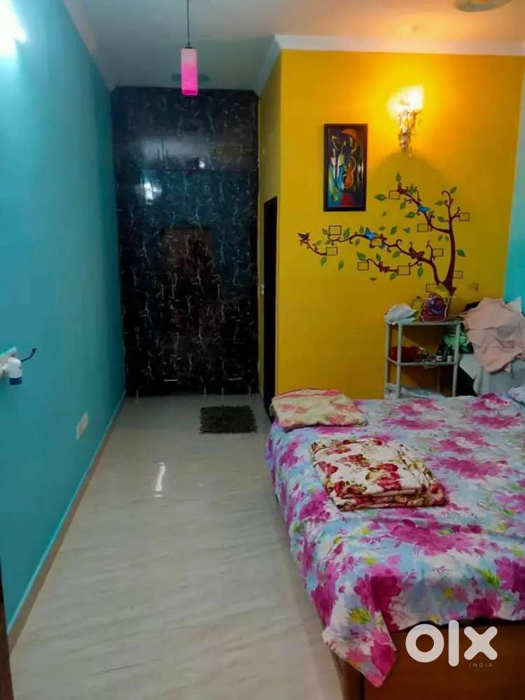 3 bhk floor available for sale in C2 block palam vihar Gurgaon