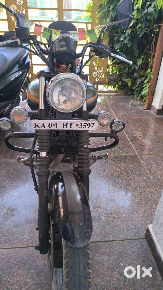 Bajaj Avenger 220 street