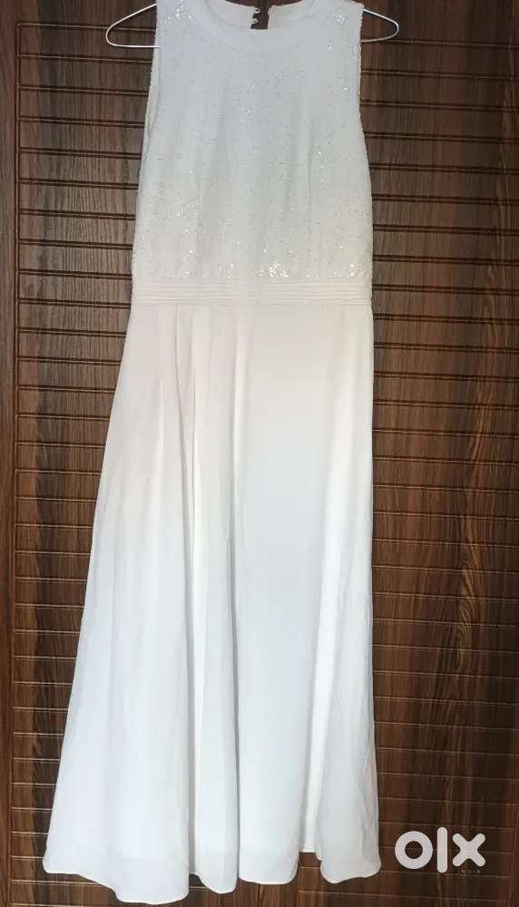 Elegant White Gown – Sequined Bodice & Flowing Skirt, Barely Worn!