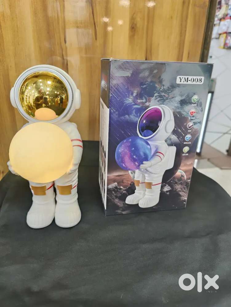 Astronaut lighting effect wireless speaker  box pack product