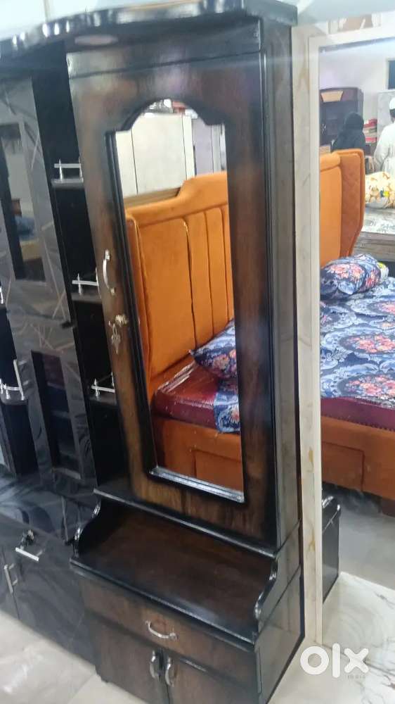 Single door dressing table