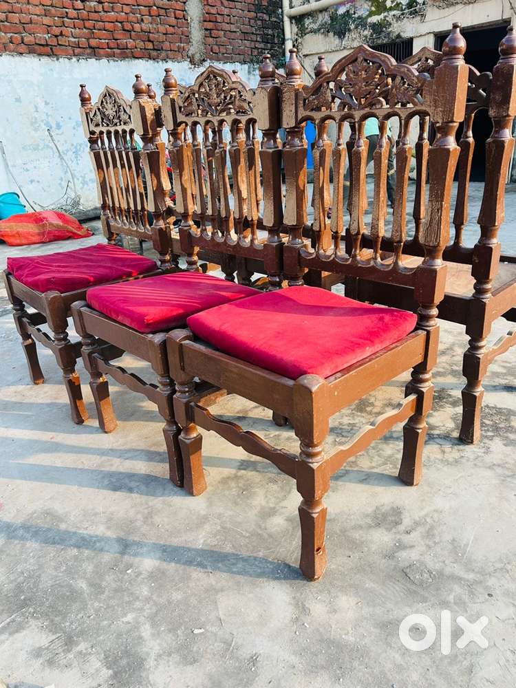 Dining table chair only 6 chairs hai new condition mai koi kmi nhi hai