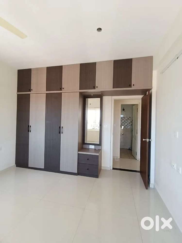 3bhk semi furnished flat rent Near urwa store