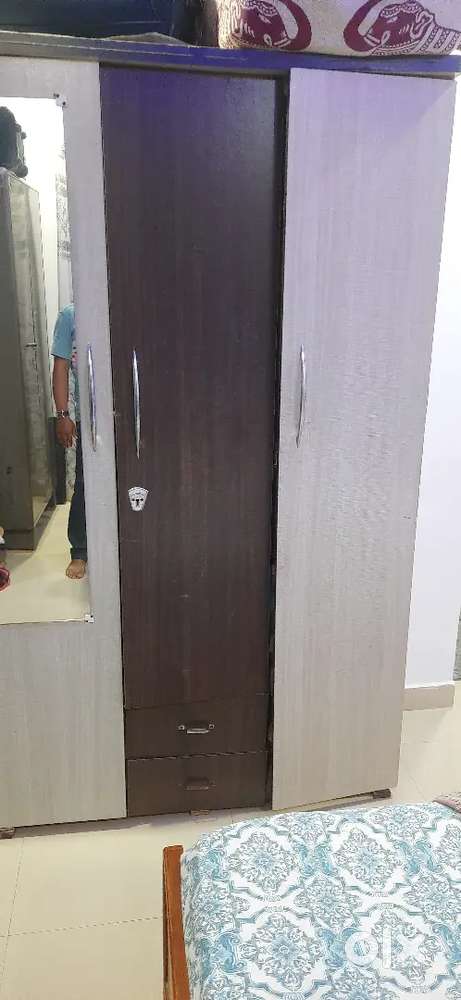 Engineering wood 3-door wardrobe