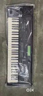 Roland XP 60 keyboard synthesizer piano
