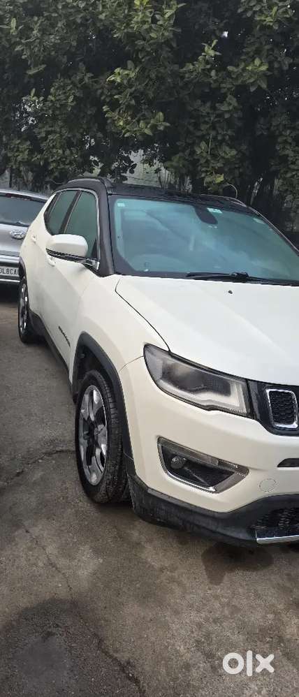 Top model with moonroof & brand-new tyres