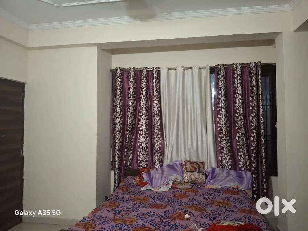 Its 1 rk room looking for roommate (female)