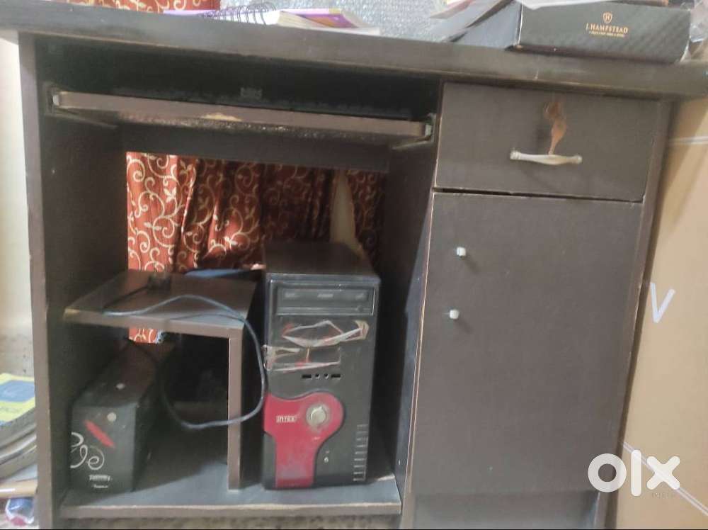 COMPUTER FOR SALE WITH ITS DESKTOP TABLE