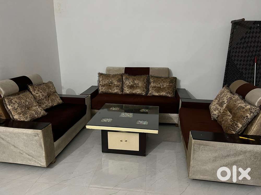 3 peace sofa set with table