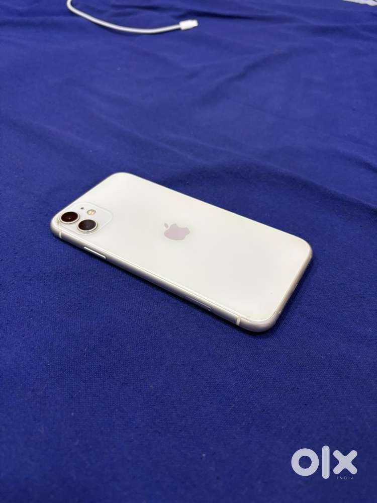 Iphone 11 ( 64 gb) 3 year old 79% battery with bill box charger