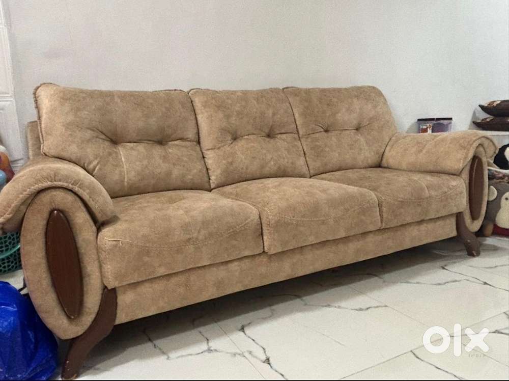 3 seater womderful condition sofa plus 2 dining chairs