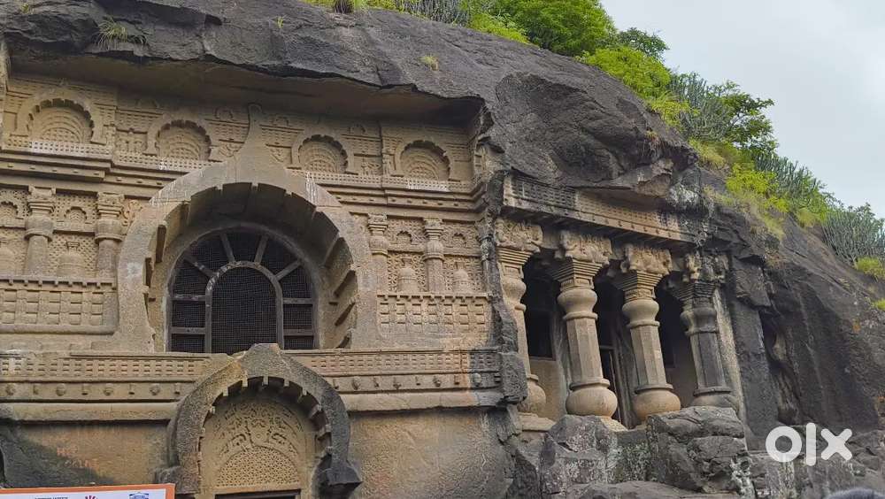 Its an Independent house with 14 rooms, its in an affluent society