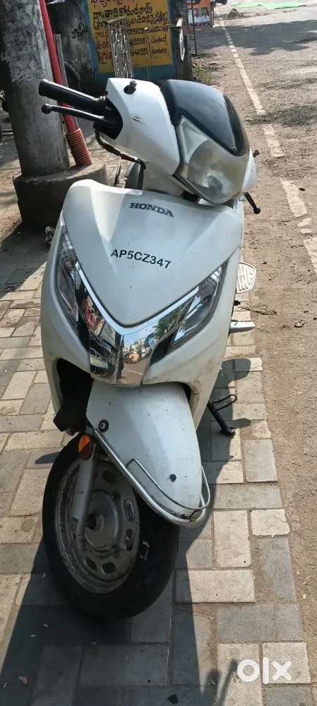 White honda activa 125