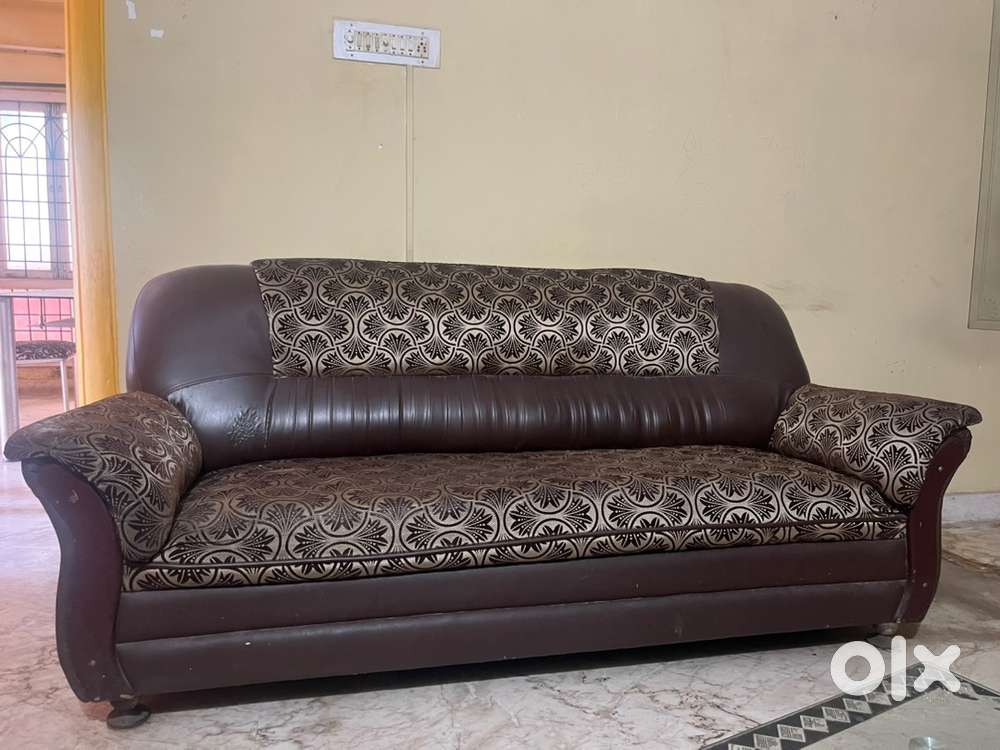 Sofa 3+1+1 with center tale