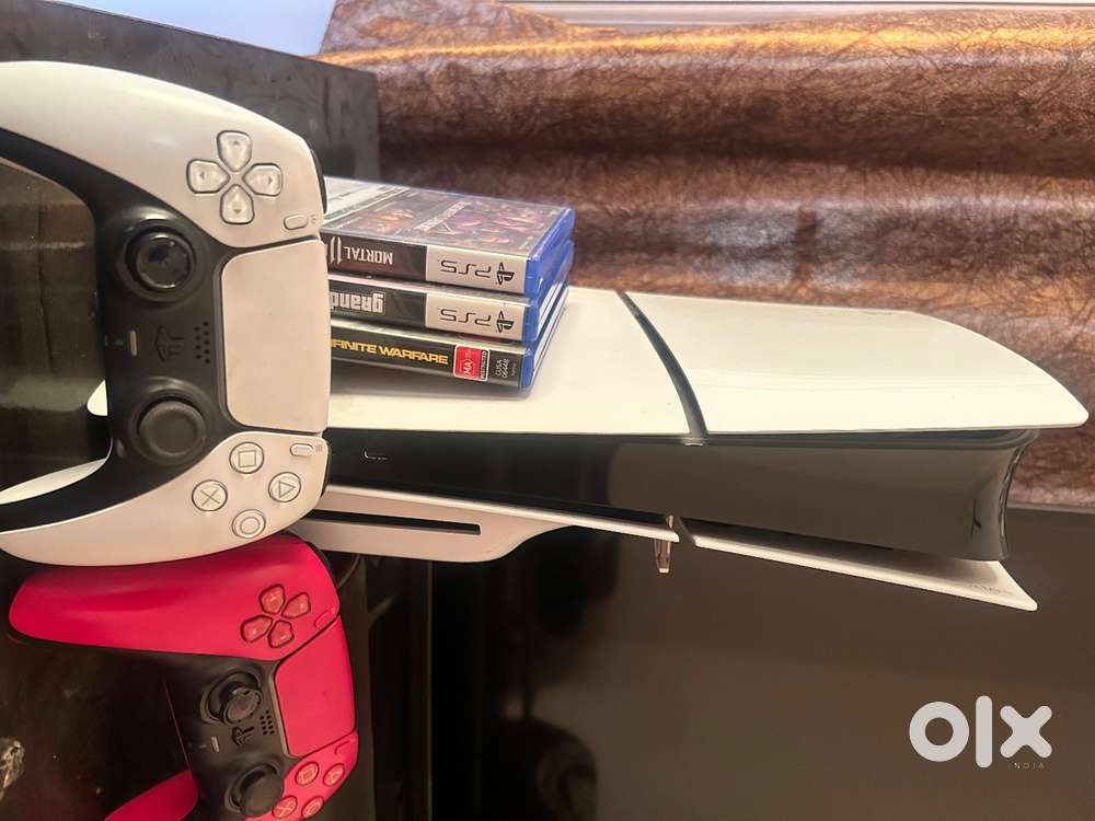 PS5 Slim - with CD drive and 2 controllers