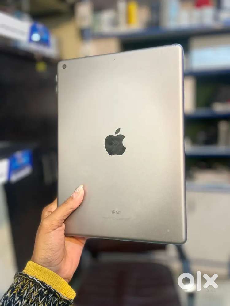 APPLE IPAD 6TH GEN 128GB ONLY WIFI 9.7 INCH SCREEN WITH ADAPTOR CABLE