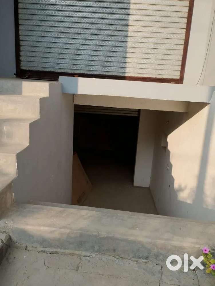 बेसमेंट किराए पे उपलब्ध है