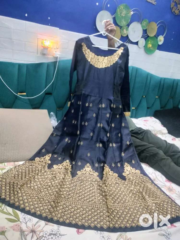 Gown little bit use  two full size hai one 14 saal ki ladki ko aayegi