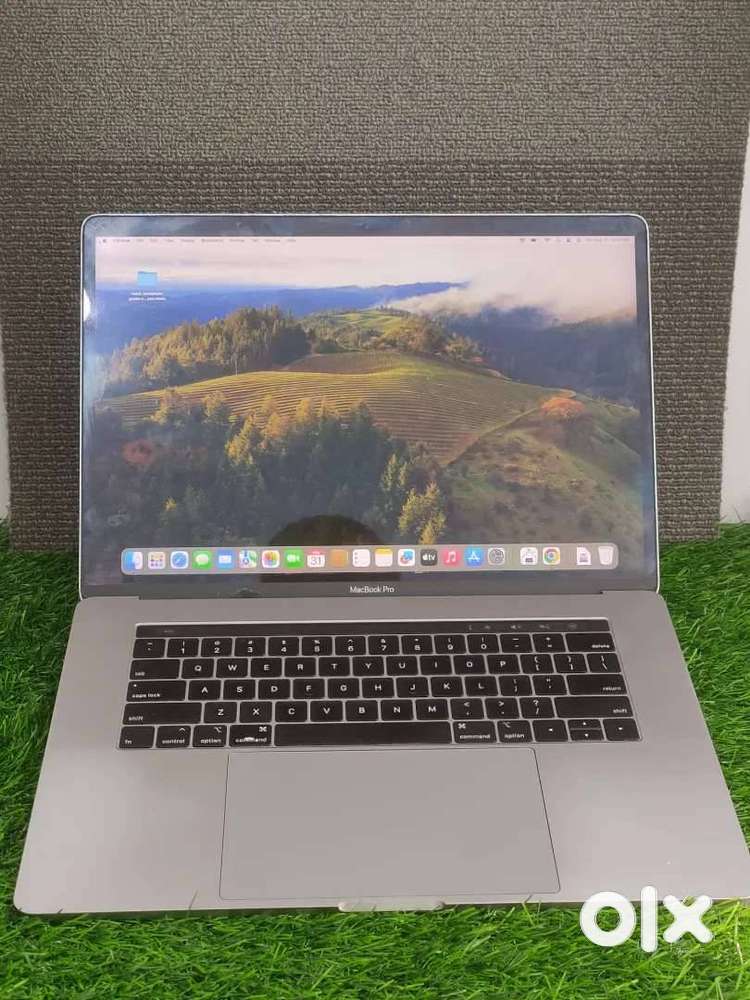 Apple MacBook Pro 15-inch (2018, Touch Bar) Intel i7 16GB RAM 256GB