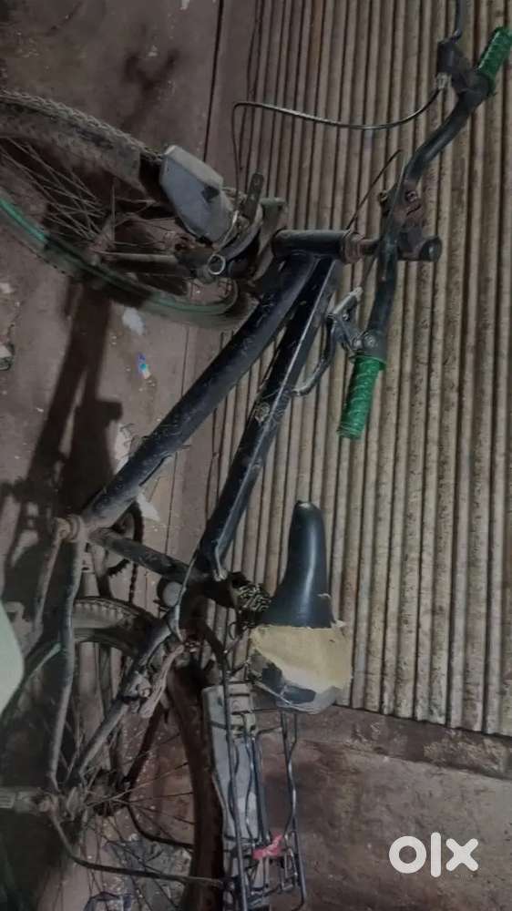 3 Mahina Chali bhi hai black colour mai hai