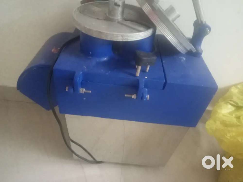 Onion cutting machine