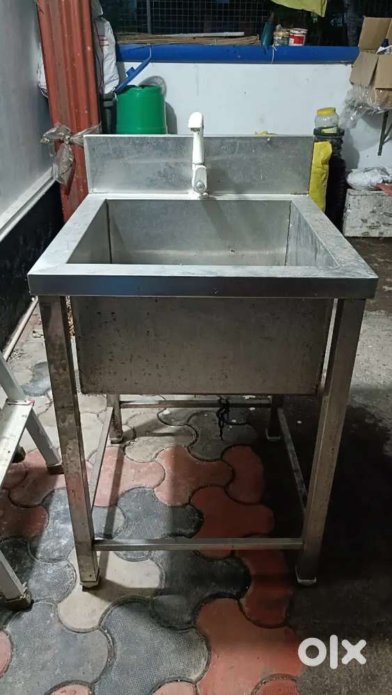 Commercial kitchen sink dish wash