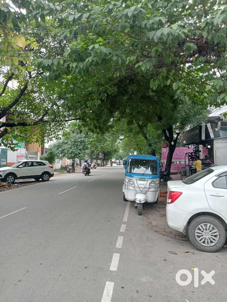 Main road Aliganj ke pass.