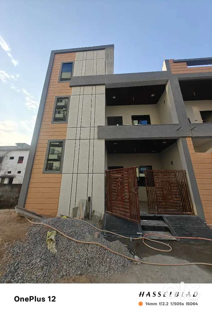 4bhk east facing duplex house bechna hai