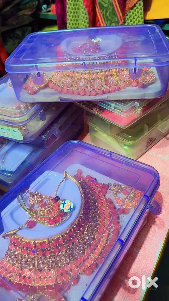 Shop closed ki hai new saman h gale ke set hai ache or branded hai