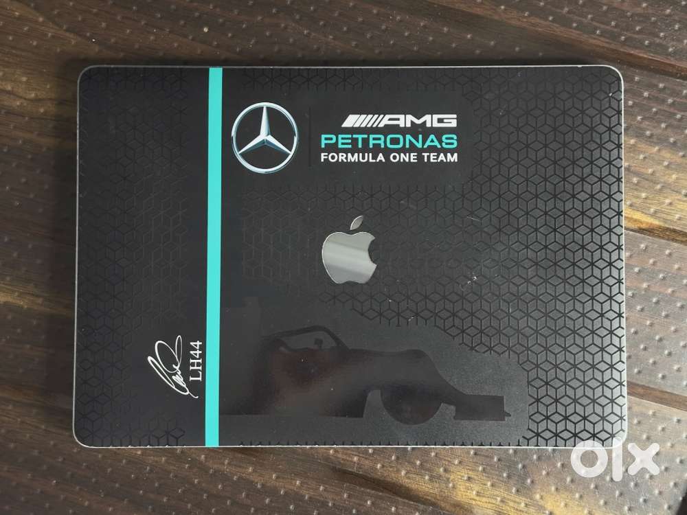 M1 MacBook Air 8/256 GB with USB Hub