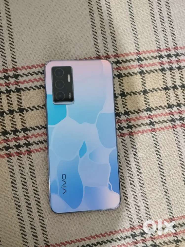 Vivo y75  8+4 ram 128 storage