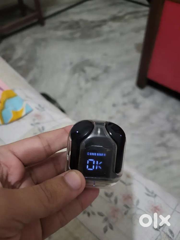 Air buds in good condition