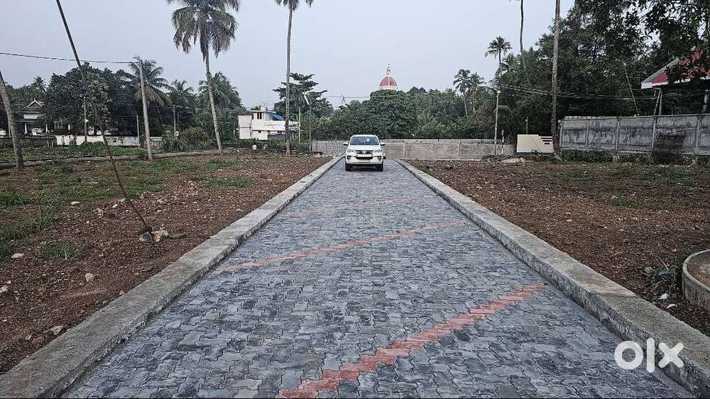 അങ്കമാലി ടൗണിനു 500 മീറ്റർ അകലത്തിൽ ഹൗസ് പ്ലോട്ടുകൾ വില്പനക്ക്