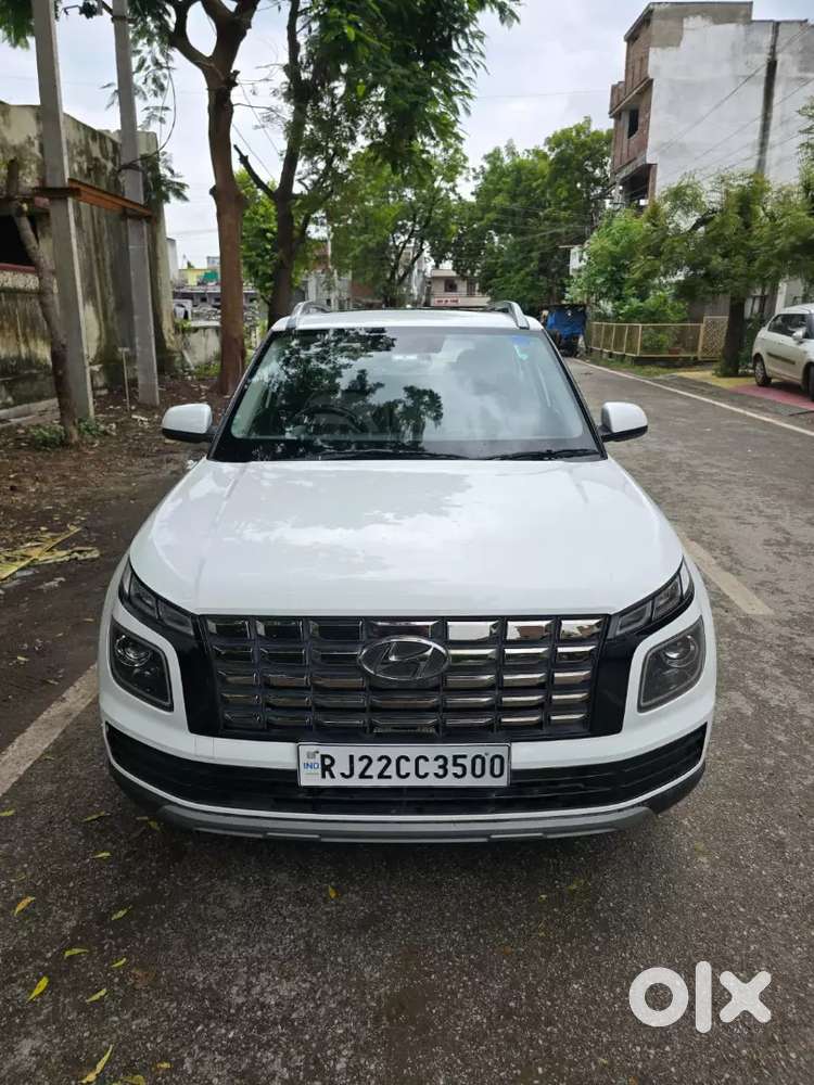 Hyundai Venue 2022 Petrol 22000 Km Driven