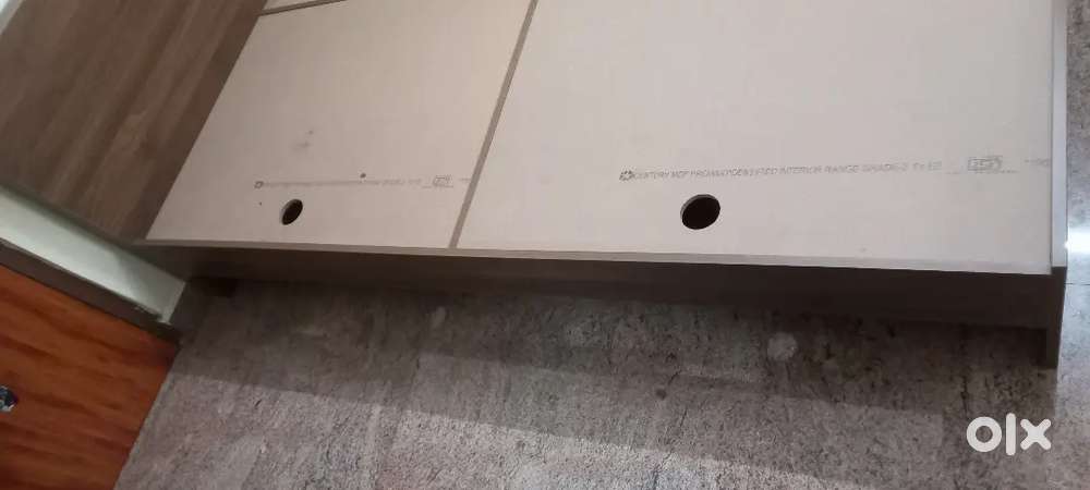 WOODEN QUEEN SIZE BED AND QUEEN SIZE MATTRESS FOR SALE