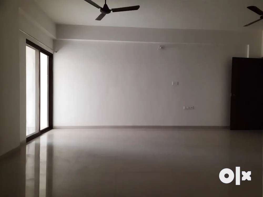 3 bhk semifurnished flat available on rent in  old Padra Road .