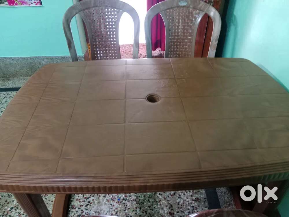 Dining set 4 Nilkamal chairs $ table.