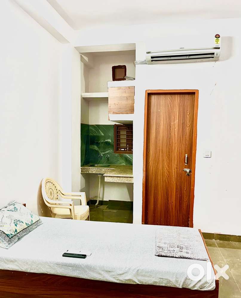 500 M away from rajiv chowk towards Hero Honda chowk