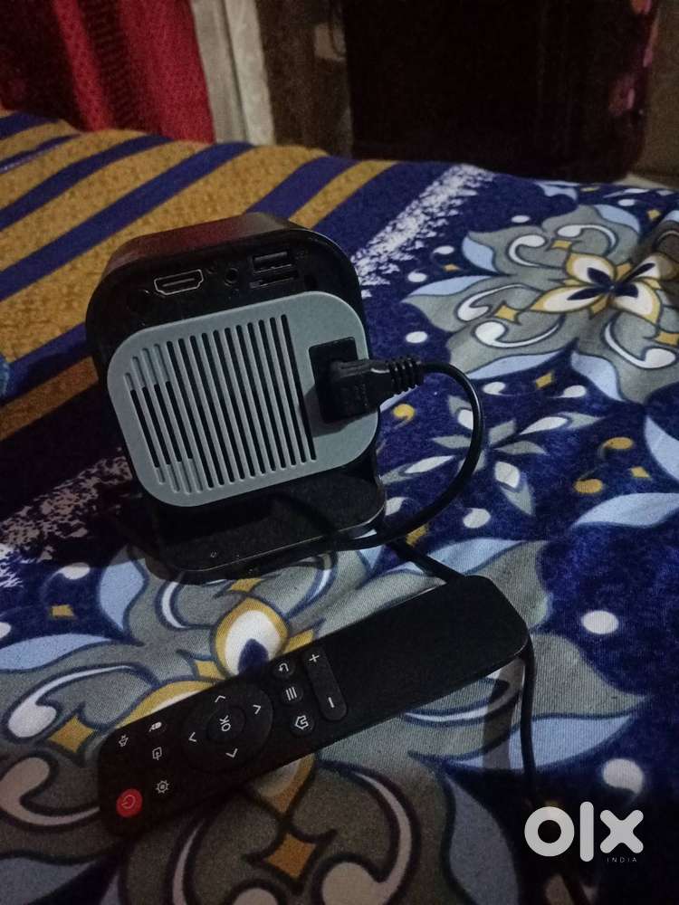 Smart Projector Android 11 1080p resolution one month use