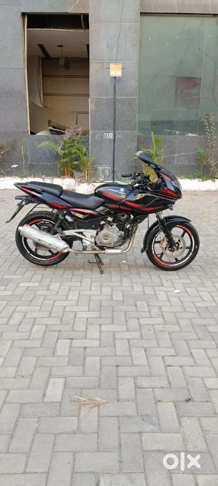 SELL MY BAJAJ PULSAR 220 MINT CONDITION