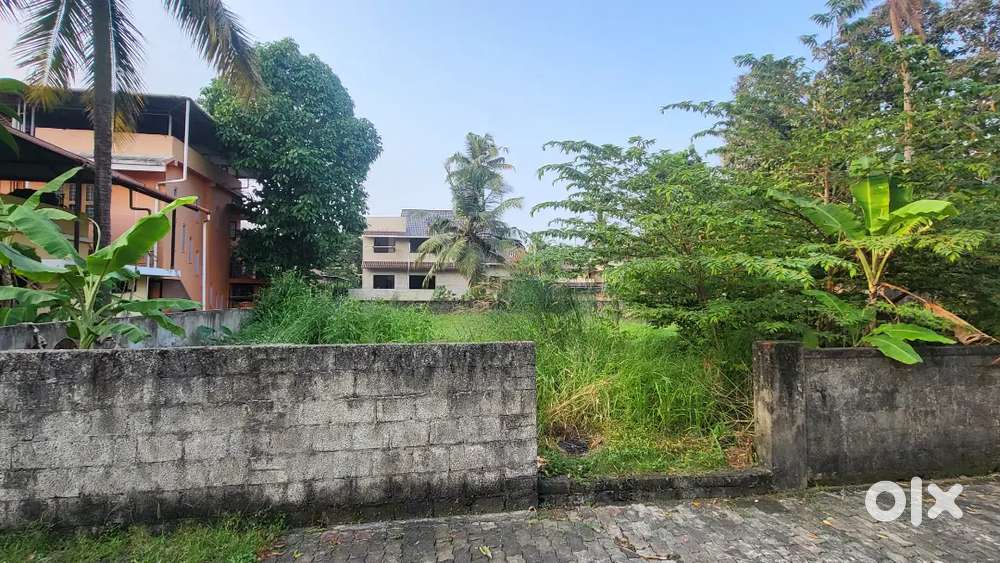 Vytila, Eroor 9.5 cent for sale inside a gated villa project compoud.