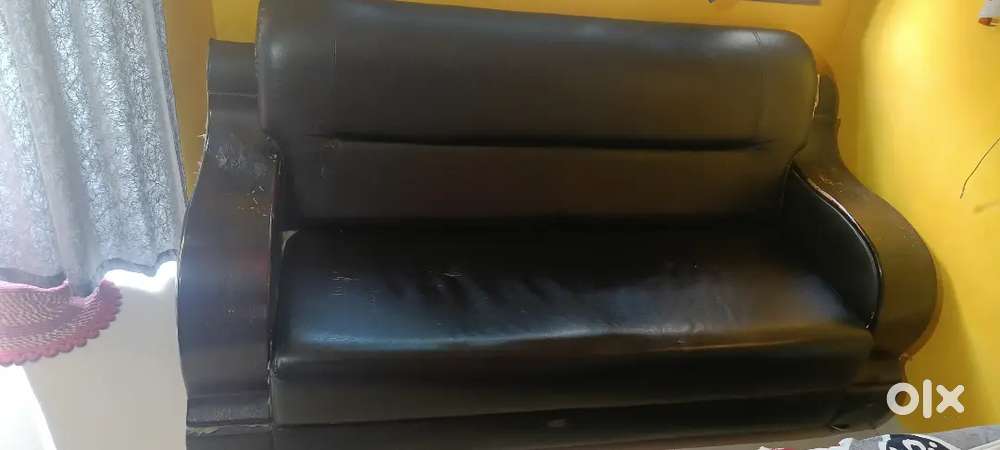 1 seater leather sofa 2pic & 3 seater leather sofa 1pic.for sell good.