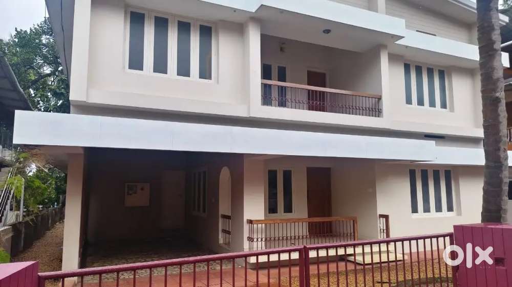 KUMARAPURAM JN 3 bhk INDEPENDENT house available BIG  car parking
