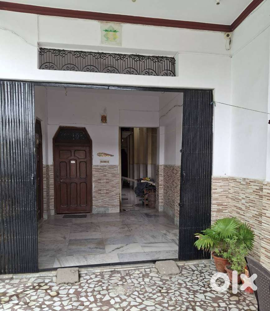 Newly refurbished, spacious, independent room with a seperate passage.