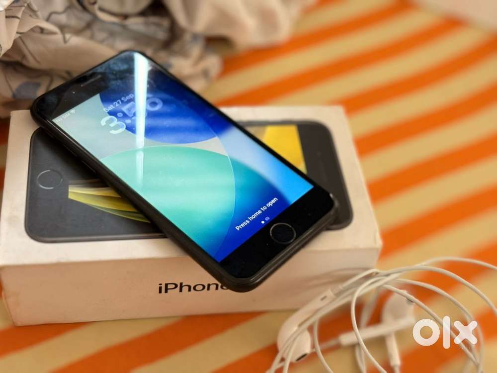 Iphone SE 2 with original box and Apple ear phones under warranty