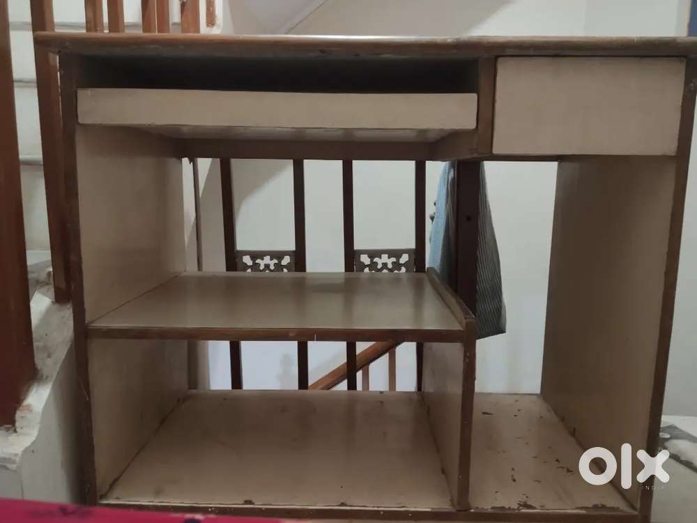 कंप्यूटर टेबल