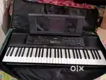 Yamaha ESR 273 keyboard