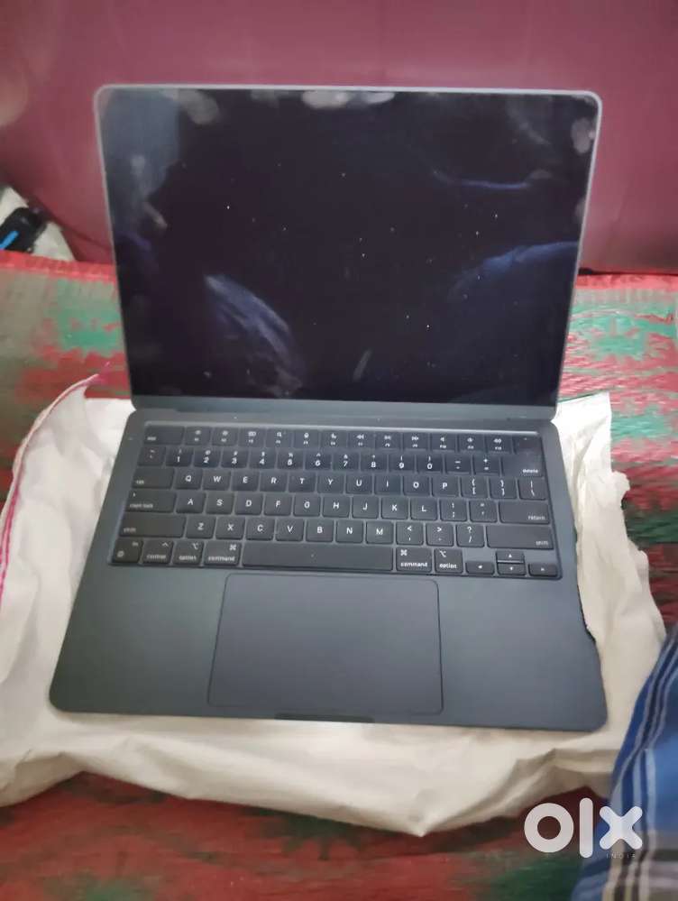 Macbook air M2 13 inch very less used
